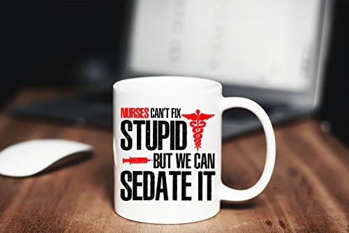 Медицинските сестри не могат да определят Глупост, но ние можем да я успокои - Забавна чаша за медицински сестри