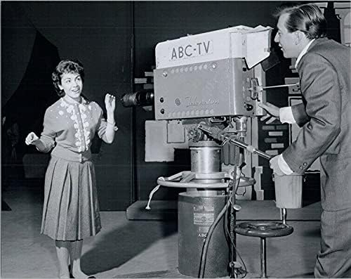 Боби Дарин зад камерата на ABC TV облекчава Анет Фуничелло снимка 8x10